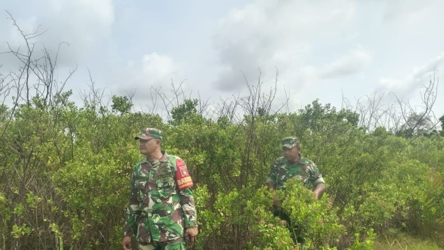 Tak Kenal Lelah, Babinsa Koramil 06/Merbau Terus Berpatroli Demi Wilayah Bebas Karhutla