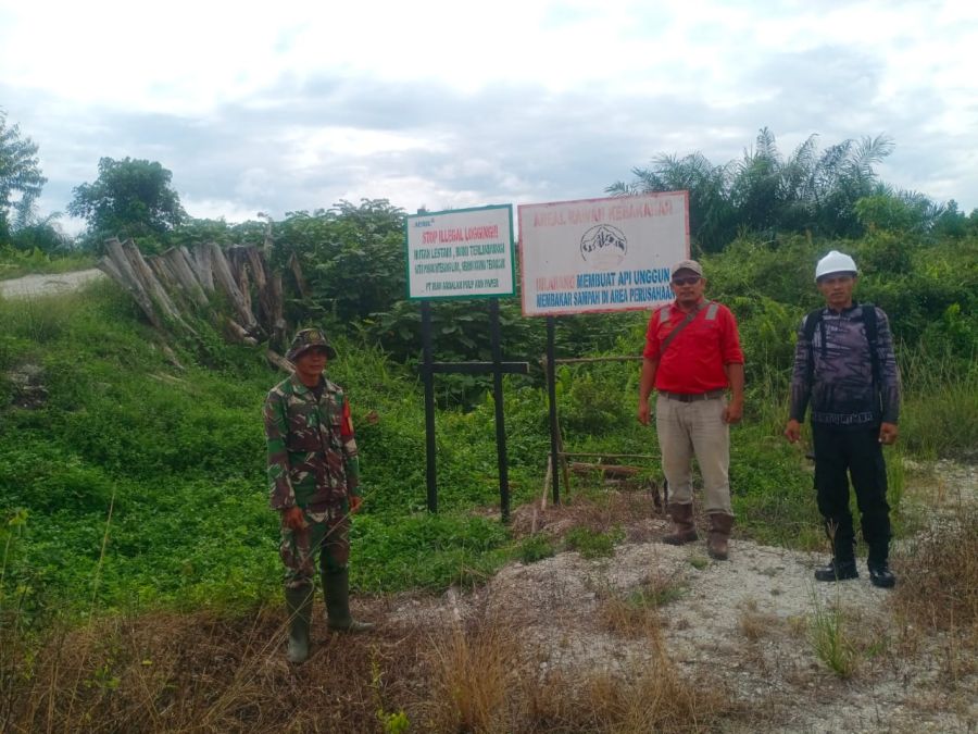 Tak Kenal Lelah, Babinsa Koramil 06/Merbau Pantau Lahan Rawan Karhutla di Kecamatan Merbau