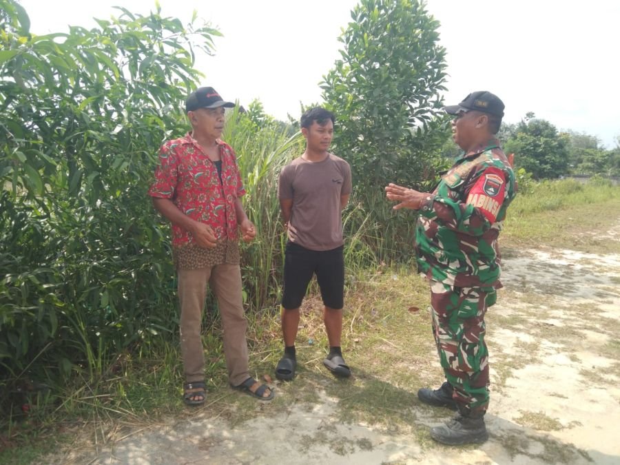 Tak Kenal Lelah, Babinsa Sungai Ambang Bersama MPA Perkuat Patroli Pencegahan Karhutla