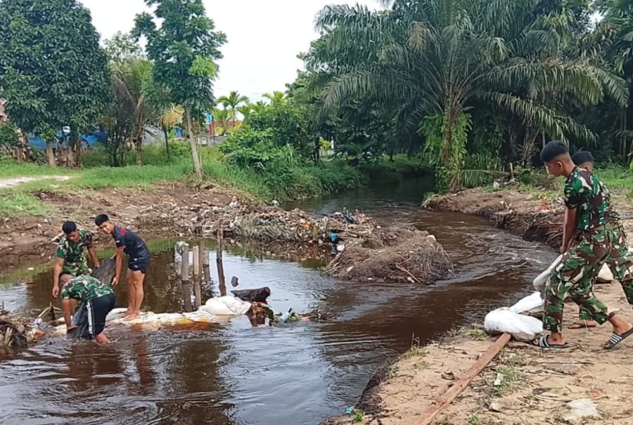 Tak Kenal Lelah, Personel Kodim 0301/Pekanbaru Terus Perkuat Tanggul Penahan Air