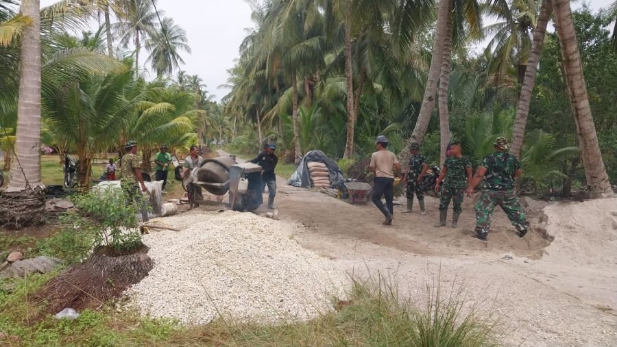 Tak Kenal Lelah, TNI dan Warga Kebut Pembangunan Jembatan Garuda di Perbatasan Desa Tebun-Repan