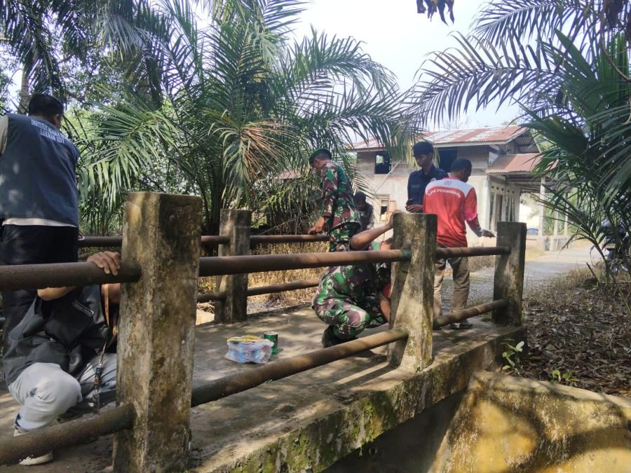Tak Sekadar Patroli, Babinsa Ikut Berjibaku Bersihkan Jembatan dan Akses Jalan Warga Okura