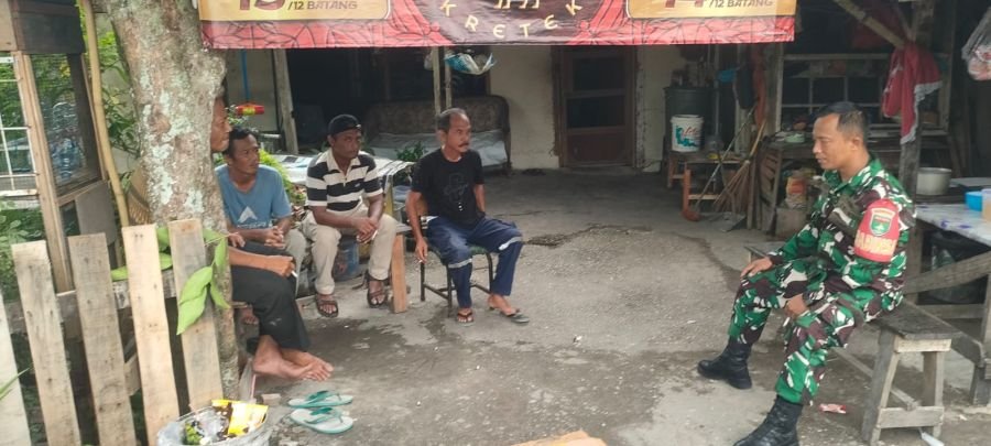 Tak Sekadar Patroli, Babinsa Tanjung Rhu Bangun Sinergi Warga Jaga Keamanan Lingkungan