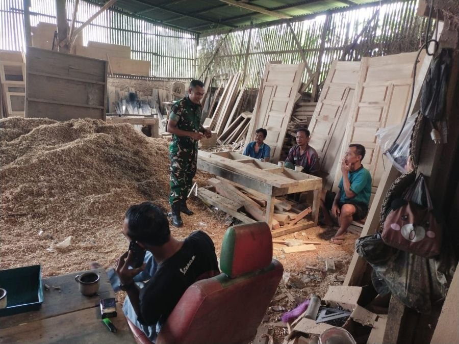 Tambah wawasan, Babinsa Koramil 07/Kampar Komsos Bersama Tukang Mebel Kayu