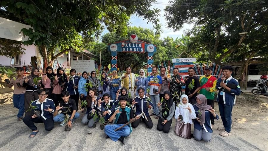 Tanam Harapan untuk Masa Depan, Babinsa Kulim Bersama Mahasiswa dan Warga Hijaukan Lingkungan