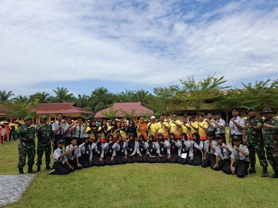 Tanamkan Disiplin Sejak Dini, Babinsa Koramil 08/TDN Latih PBB dan Wasbang di SMKN 1 Ujung Batu