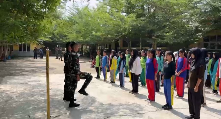 Tanamkan Disiplin Sejak Dini, TNI Latih PBB Siswa SMK N 1 Gumanti Peranap