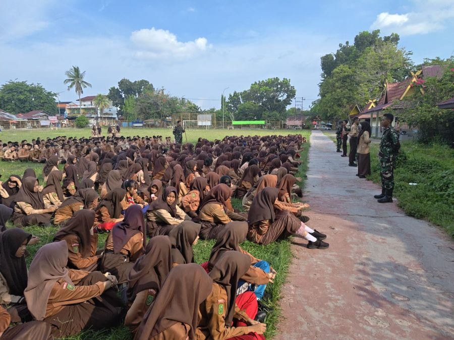 Tanamkan Disiplin Sejak Hari Pertama, Personil Koramil 04/Limapuluh Latih PBB Ratusan Siswa Baru SMK