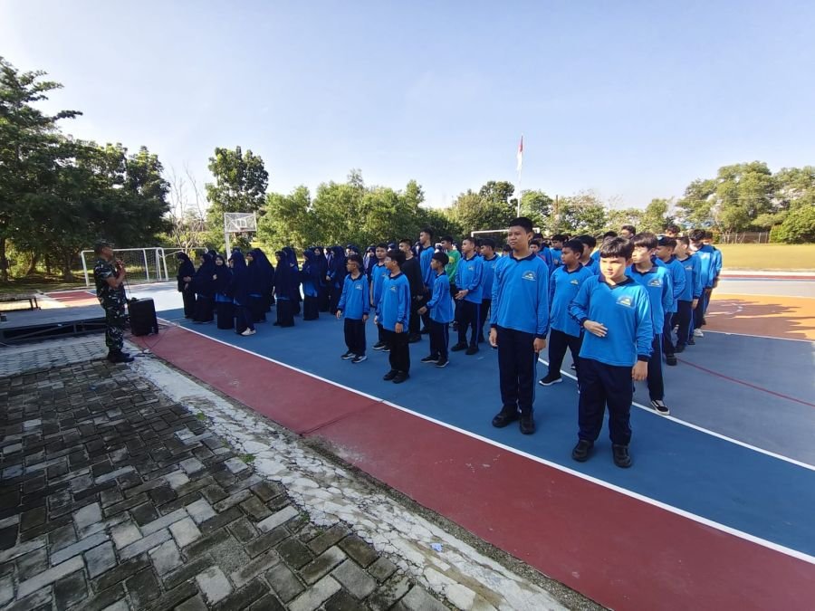 Tanamkan Disiplin Sejak Hari Pertama, Babinsa Koramil 01 Rumbai Latih PBB Siswa Baru SMP Al Ittihad