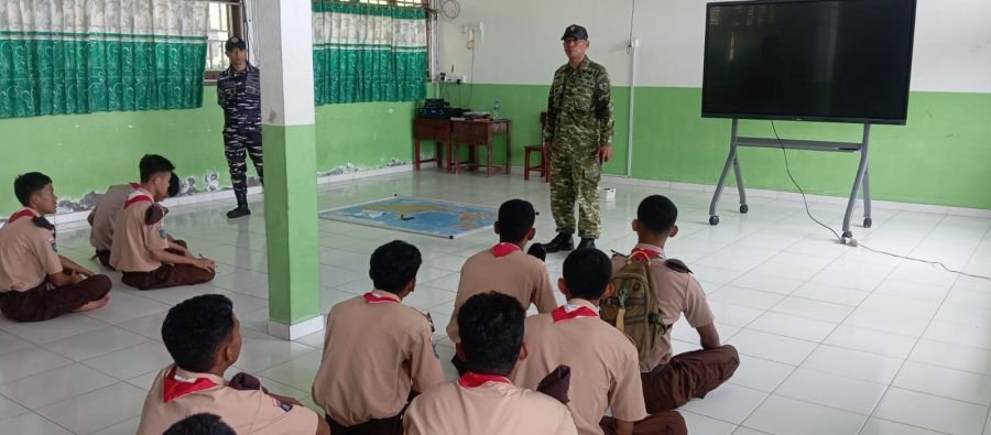 Tanamkan Jiwa Bela Negara, Babinsa dan Babinpotmar Bekali Pelajar Senayang Keterampilan Navigasi Dar