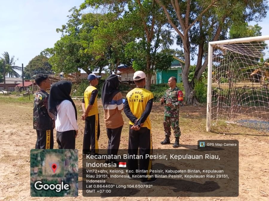 Tanamkan Kedisiplinan dan Cinta Tanah Air, Babinsa Desa Kelong Berikan Pelatihan Upacara Bendera
