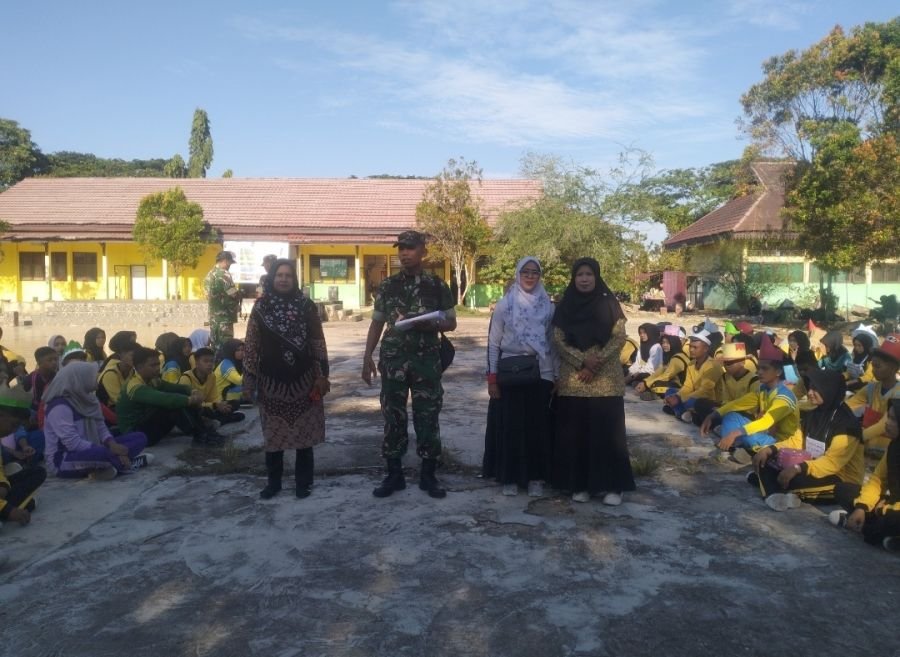 Tanamkan Kedisiplinan dan Perangi Judi Online, Serma Sadli Berikan Pembekalan MPLS di SMKN 1 Bangko
