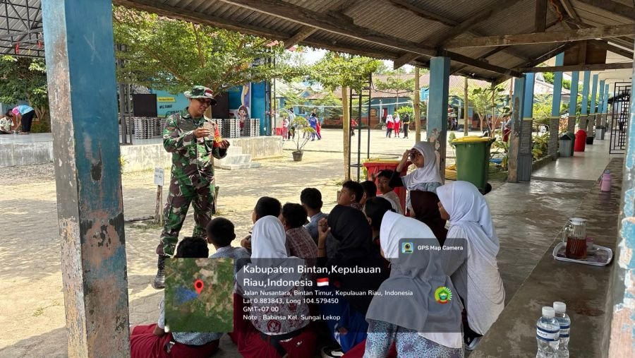 Tanamkan Nilai Kebangsaan, Babinsa Sungai Lekop Berikan Materi Disiplin dan Cinta Tanah Air di SDN 1