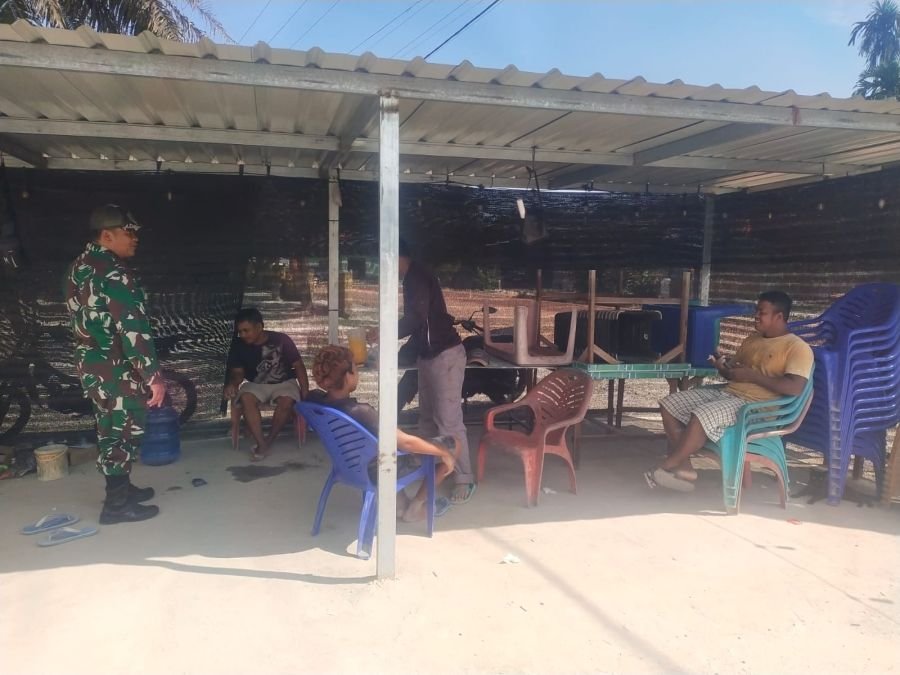 Tanamkan Nilai-Nilai Pancasila, Babinsa Kunjungi Tempat Berkumpul Anak Muda