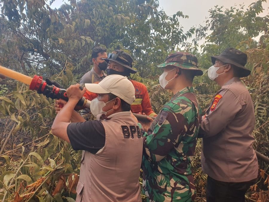 Tanggap Darurat Karhutla, Dandim 0313/KPR Bersama Forkopimda Pelalawan Tinjau Lokasi Kebakaran dan P