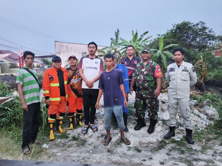 Tanggap Karhutla, Babinsa Koramil 06/Sukajadi Bergerak Cepat Padamkan Titik Api