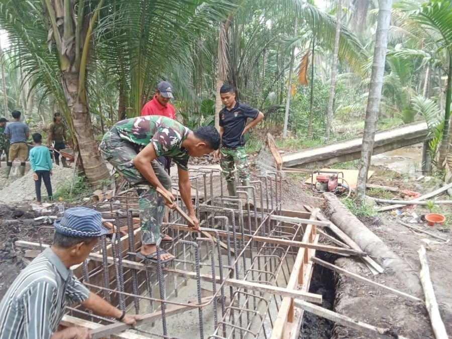 Tanpa Kenal Libur, Babinsa 03/Tpl Kawal Pengecoran Pondasi Jembatan Sungai Gantang