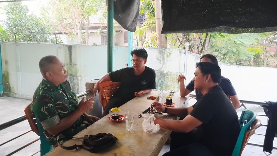 Tanpa Sekat, Babinsa Jhoni Berbaur dengan Pemuda di Warung Pagi