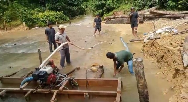 Tantang Arus Sungai, Kodim 0313/KPR Gunakan Alat Berat untuk Gali Pondasi Dalam Air Jembatan Ramco