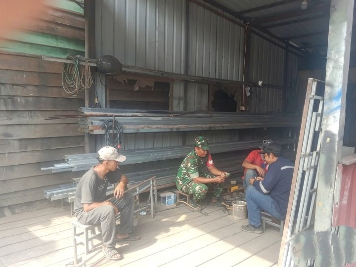 Tarempa – Babinsa Koramil 02/Tarempa Kodim 0318/Natuna Sertu Sholihin,
Komsos (Komsos) dengan pengr
