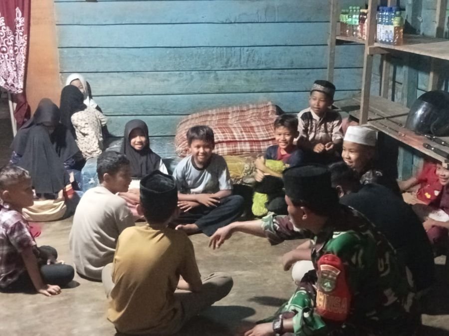Tegas Mendidik, Babinsa 09/Kemuning Dukung Generasi Qur'ani di Desa Keritang Hulu