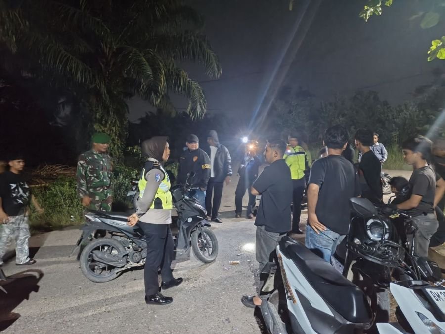 Babinsa Koramil 08/TDN dan Polsek Ujungbatu Gelar Patroli Gabungan