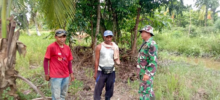 Telusuri Tapal Batas, Serka Maihasan dan Warga Benteng Kompak Cegah Karhutla