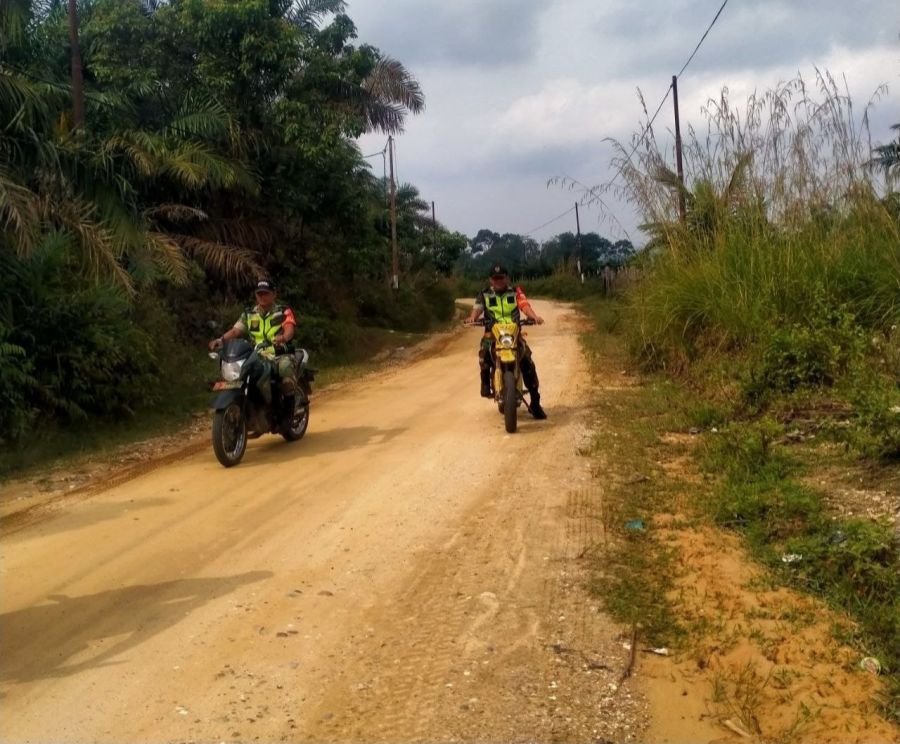 Telusuri wilayah perkebunan kelapa sawit milik PT. GSL, Serka Efison pimpin patroli Karhutla