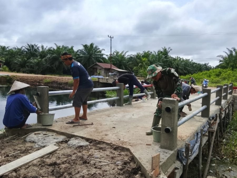 Tembus 85 Persen, Pembangunan Jembatan Garuda di Pekaitan Terus Dikebut TNI dan Warga