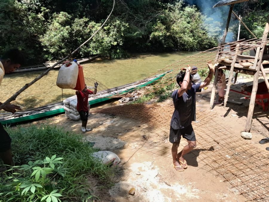 Tembus Arus Sungai, Logistik Semen dan Wermesh Jembatan Kota Lama Tiba dengan Aman
