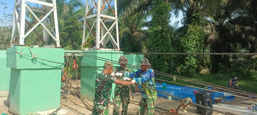 Tembus Bentangan Sungai, Satgas Kodim 0313/KPR Laksanakan Penegangan Sling dari Tepi Dekat ke Tepi J