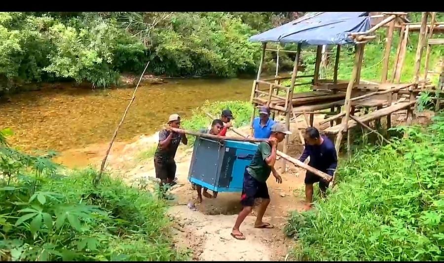 Tembus Dangkalnya Sungai Santi, Personel Satgas Kodim 0313/KPR Tetap Dorong Pergeseran Pasukan ke Ba