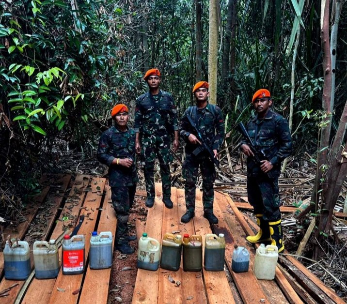 TEMBUS HUTAN RIAU PADAMKAN KARHUTLA, PRAJURIT TNI AU TEMUKAN INDIKASI ILLEGAL LOGING