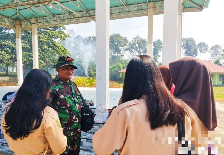 Temui Pelajar, Babinsa Kooramil 02 Rambah Kodim 0313/KPR Melaksanakan Komsos