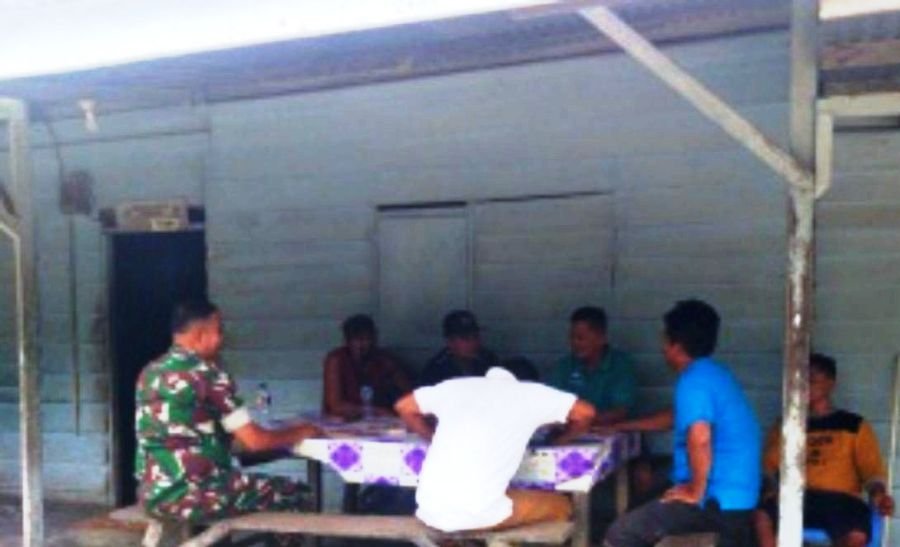 Temui Warga di Warung Kopi, Babinsa Koramil 10 Kunto Darussalam Kodim 0313/KPR Melaksanakan Komsos