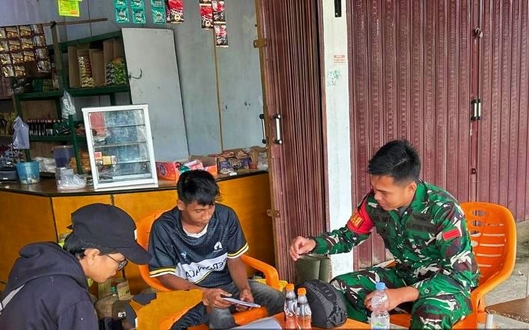 Temui Warga, Pratu Abi Mayu Melaksanakan Komunikasi Sosial