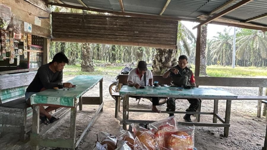 Temui Warga, Serda Norhadi Seto Melaksanakan Komsos