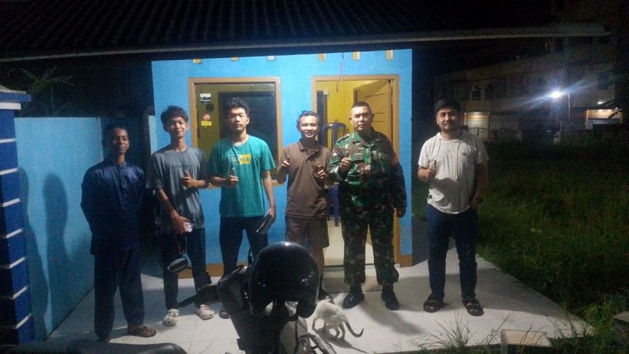 Tengah Malam Babinsa Turun! Serka Usman Ronda Bersama Warga, Tirta Siak Makin Aman.