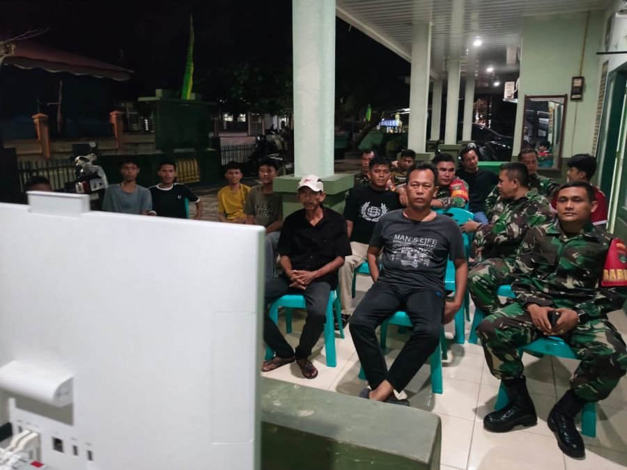 Tengah Malam, Koramil 07/KH dan Warga Kompak Nobar Piala Dunia