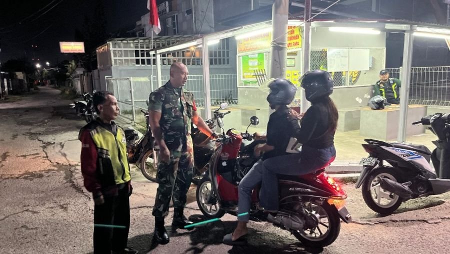 Tengah Malam Tetap Siaga, Babinsa Labuh Baru Timur Patroli Siskamling Bersama Warga.