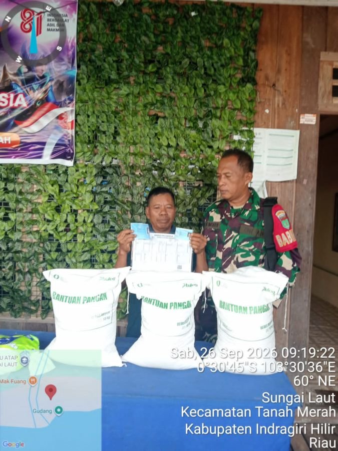 Tepat Sasaran, Babinsa Kawal Penyaluran 13,4 Ton Beras Bulog untuk 447 KK di Sungai Laut