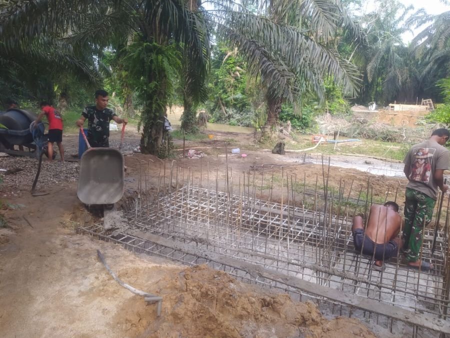 Terik Matahari Tak Hentikan Pembangunan Jembatan Gantung Garuda