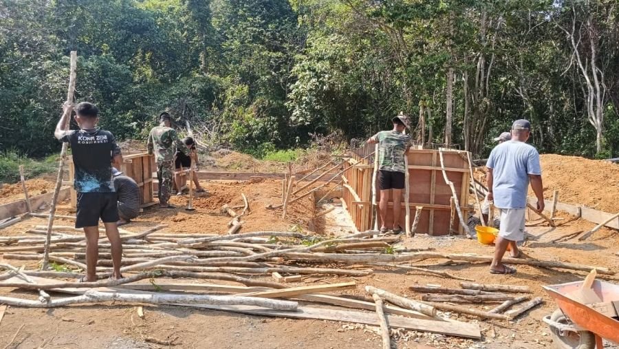 Terik Matahari Tak Hentikan Satgas Bangun Jembatan Garuda