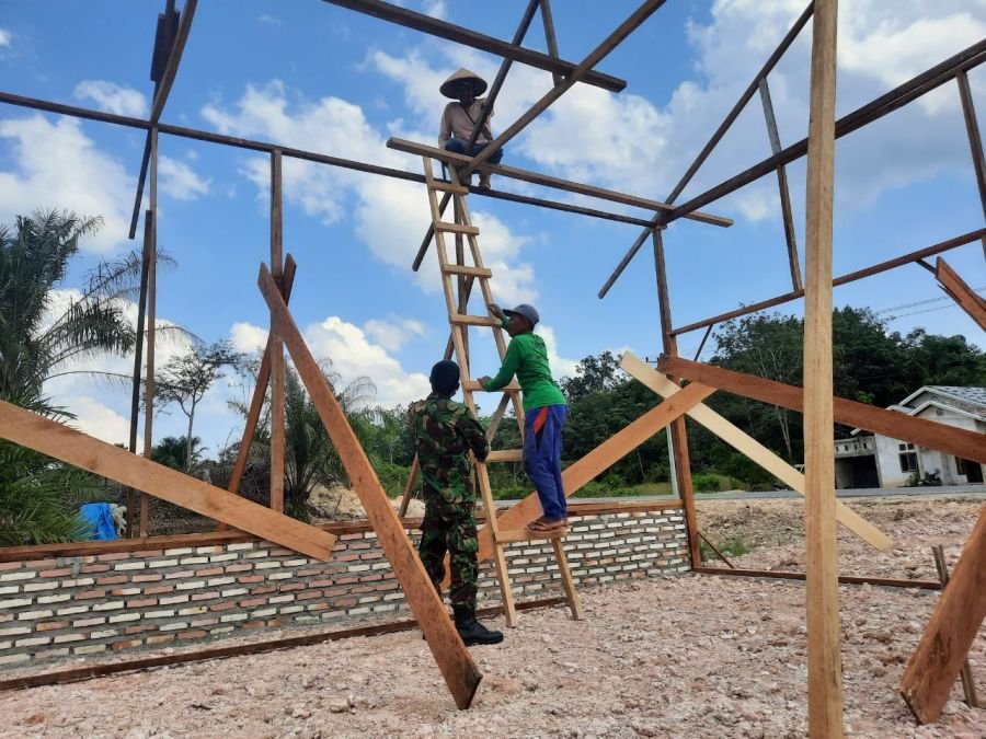 Terik Menyengat, Babinsa dan Warga Keriung Bangun Rumah