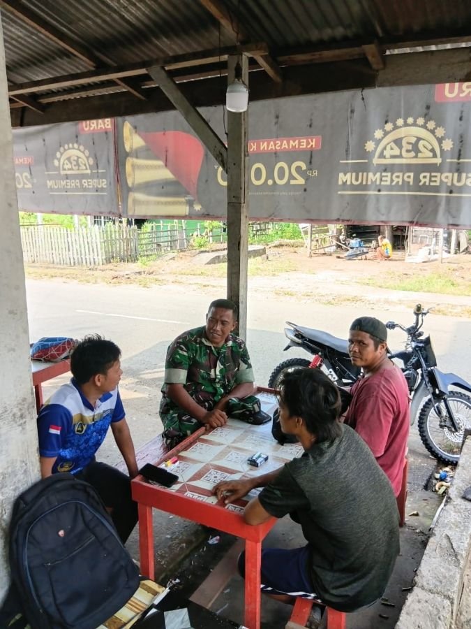 Terus Jaga Hubungan Baik, Babinsa Koramil 08/KM Laksanakan Komsos Bersama Warga