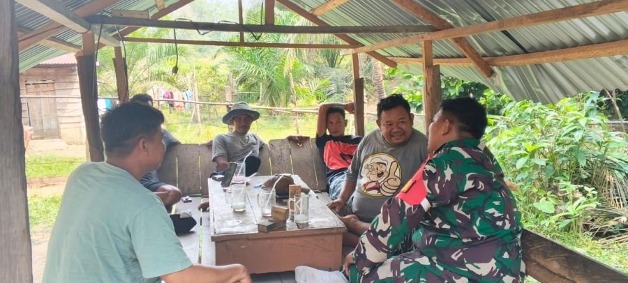 Terus Jaga Hubungan Baik, Babinsa Koramil 08/KM Laksanakan Komsos Bersama Warga