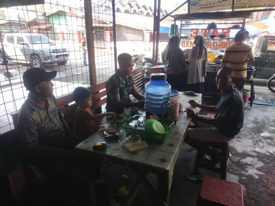 Terus Jaga Hubungan Baik, Babinsa Laksanakan Komsos Bersama Warga