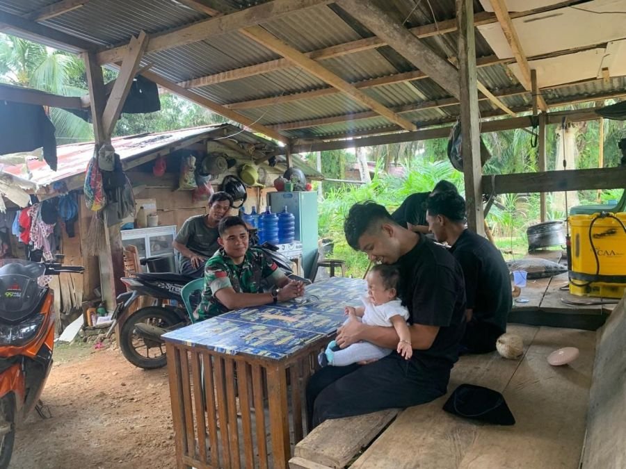 Terus Jaga Hubungan Baik, Babinsa Laksanakan Komsos Bersama Warga