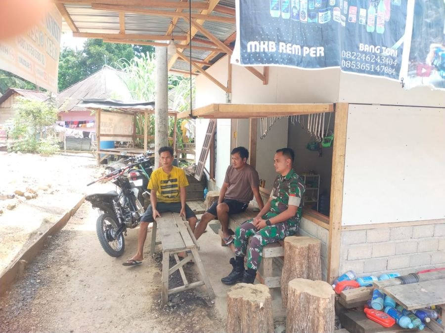 Terus Jaga Hubungan Baik, Babinsa Laksanakan Komsos Bersama Warga