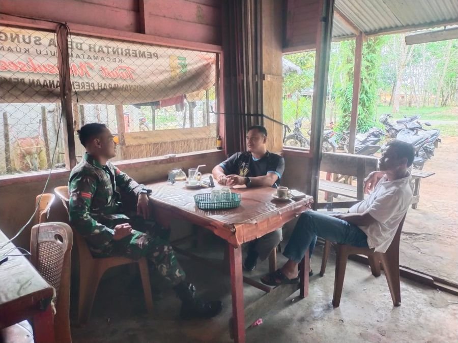 Terus Jaga Hubungan Baik, Babinsa Laksanakan Komsos Bersama Warga